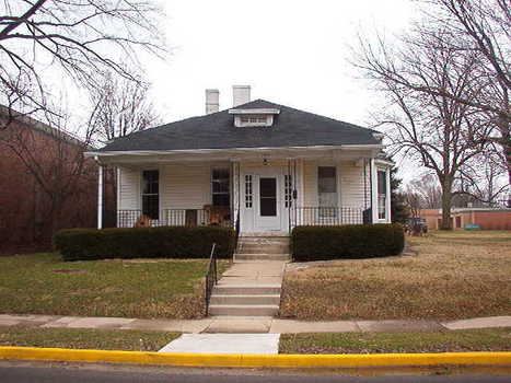 703 South Locust Street | 8 students in 4 singles and 1 double room