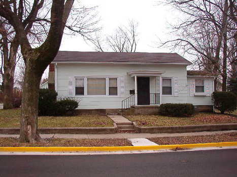 713 South Locust Street | 4 students in 2 singles and 1 double room | Features 1.5 bathrooms and air conditioning 