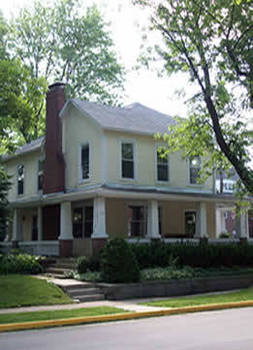 719 South Locust Street | 10 students in 2 singles and 4 double rooms