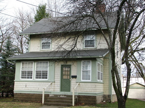 423 Anderson Street | 4 students in 2 single & 1 double room | Large living room, backyard & enclosed front porch