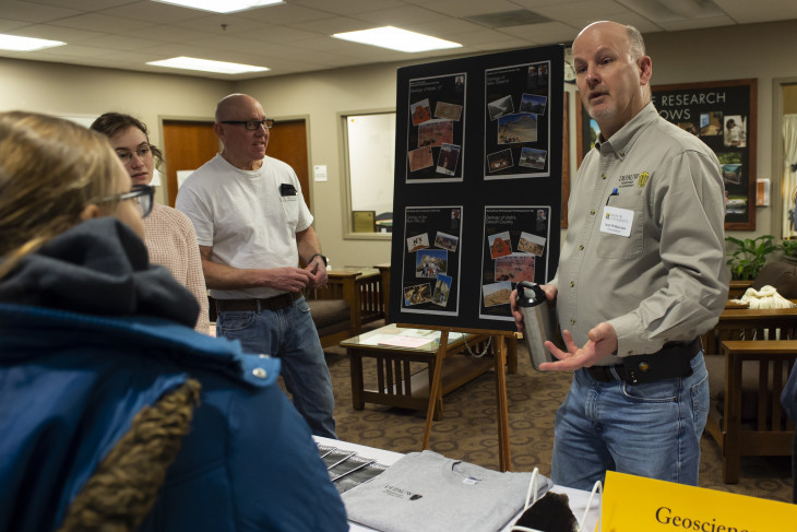 geosciences professor explains to admitted students about his program