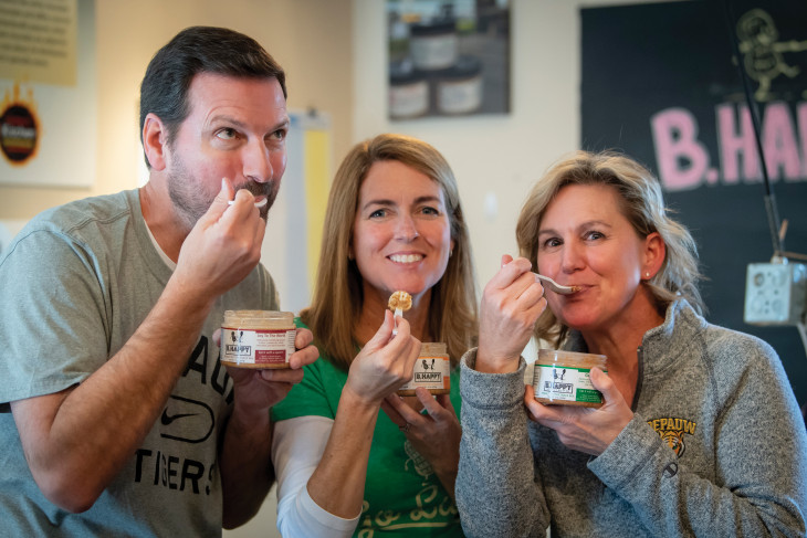 Jon Weed with his wife Kathy (center) and Nicki Dapp Griffin ’92.