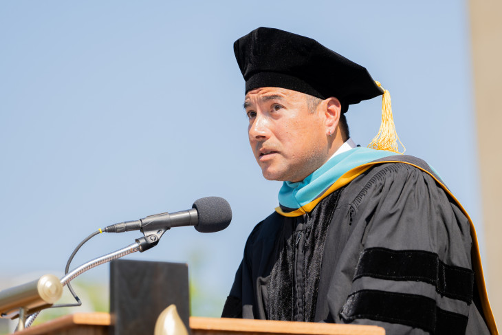 Daniel Mendoza speaks at commencement