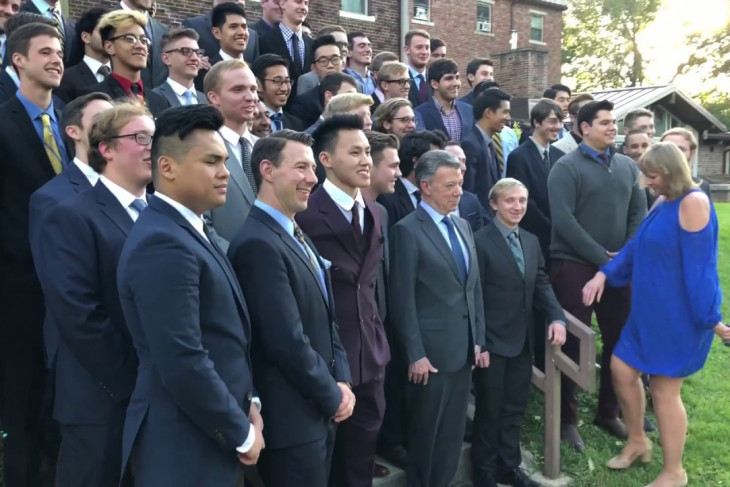 Juan Manuel Santos posing for a Group Photo at Delta Upsilon House