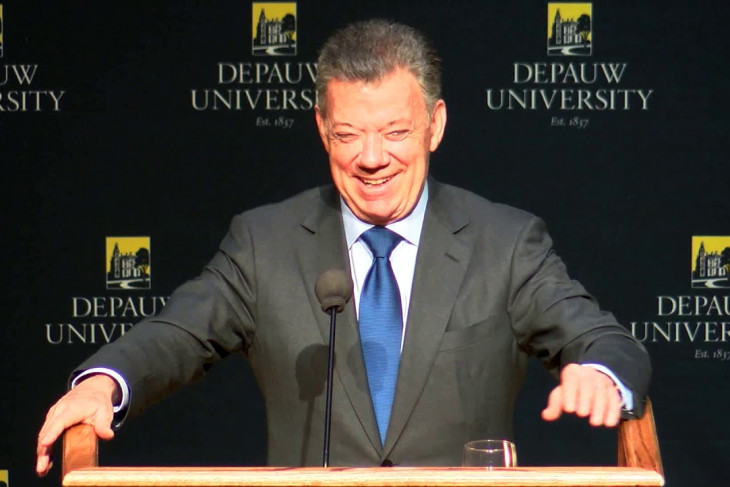 Juan Manuel Santos smiling behind the lectern during an Ubben Lecture