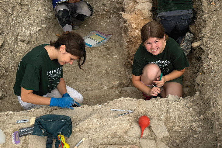 Jade Karas ’25 (right) working with the project conservator, Elena Roscini, to preserve Roman wall plaster.