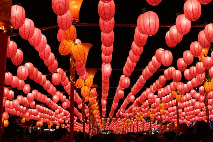 Paper lanterns over a Chinese common area