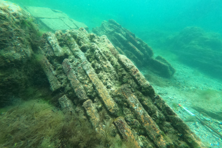 Underwater rocks 