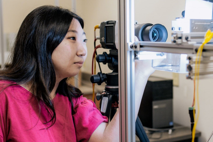 Nanami Mezaki ’23 works with her droplet-on-demand device