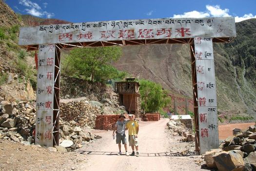 Gateway to Tibet (with Alex Breitinger '09)