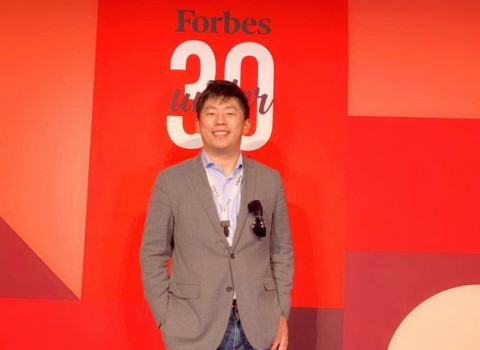 Zhu Chao with Forbe's 30 under 30 award backdrop