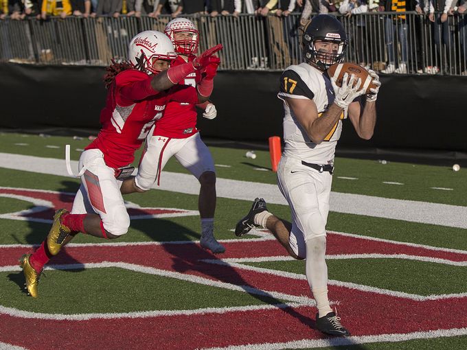 DePauw player Any Hunt catching a touchdown pass