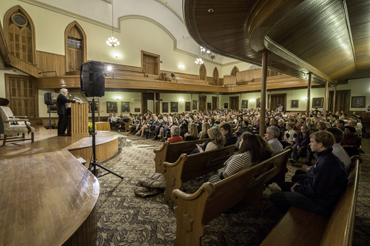 Crowd looking on during Carl Bernstein's Ubben Lecture