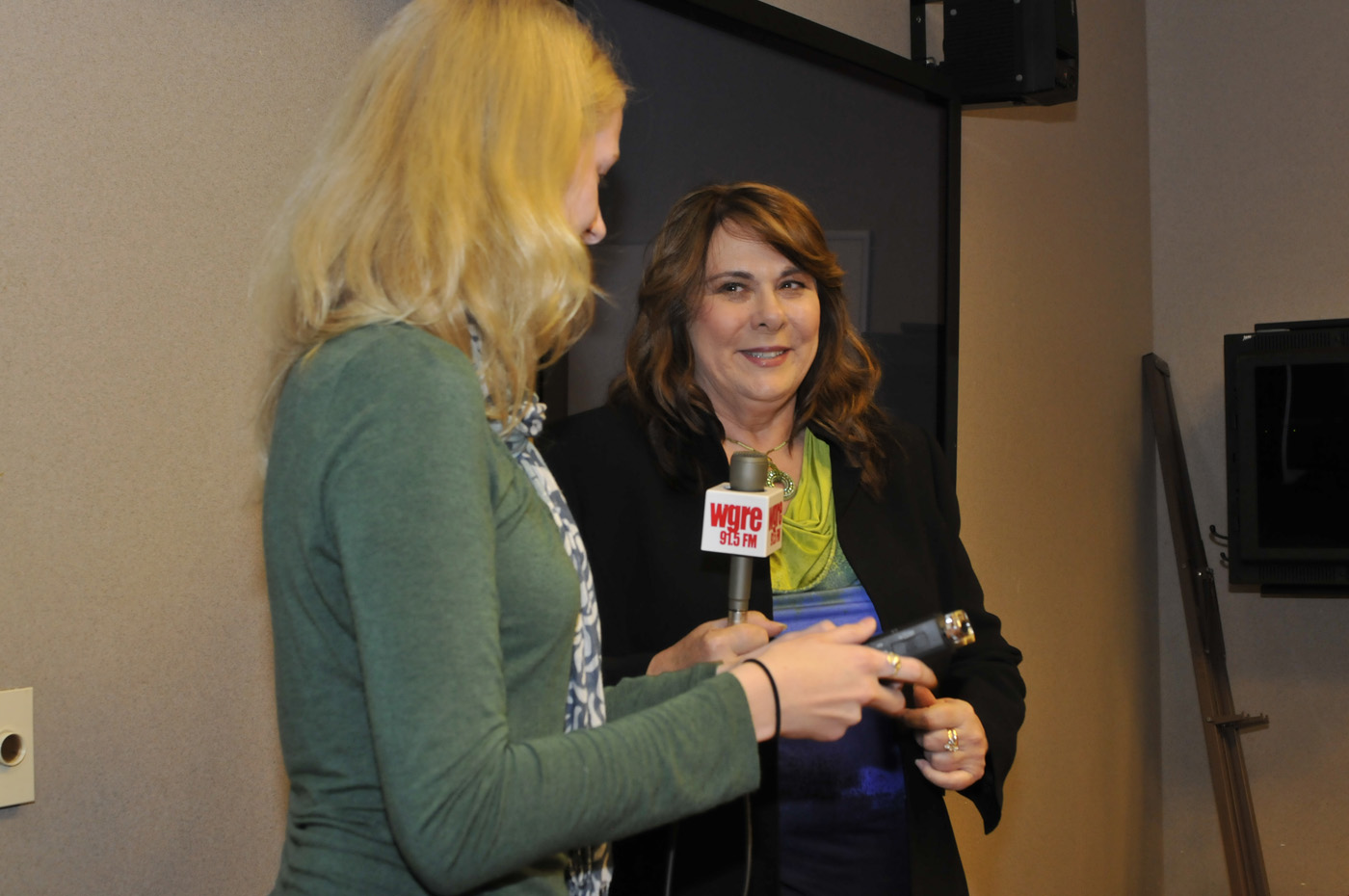 Candy Crowley talking with student reporters