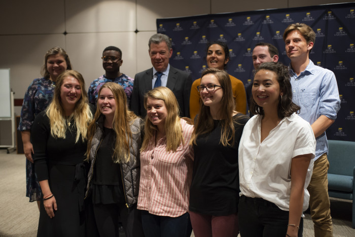 Juan Manuel Santos posing with students following the Ubben Lecture