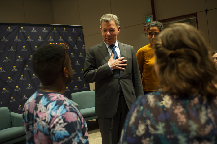 Juan Manuel Santos talking with students