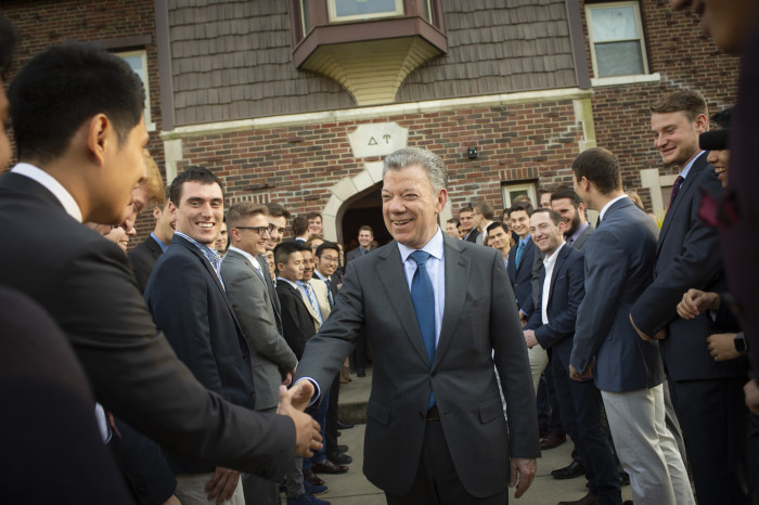 Juan Manuel Santos shaking hands with students outside
