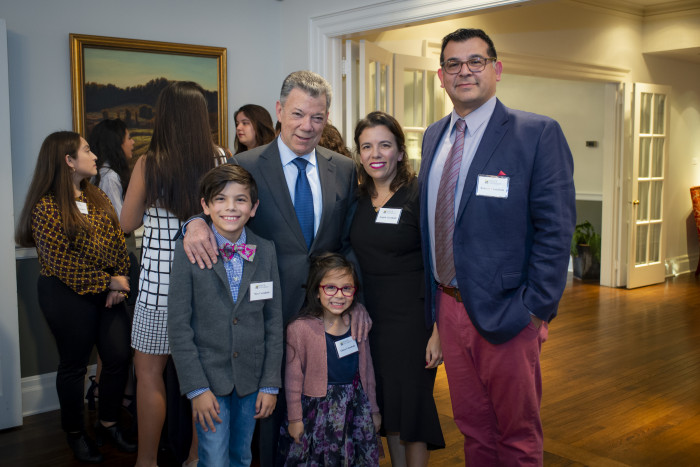 Juan Manuel Santos posing with faculty and children