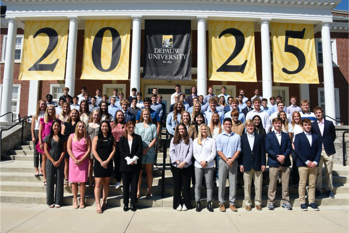 Class of 2025 banner with gold background