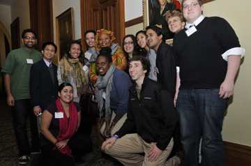 Leymah Gbowee posing with students