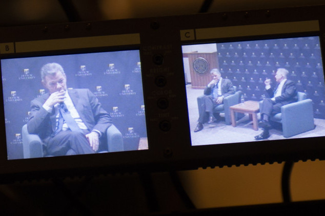 Juan Manual Santos on monitor screens