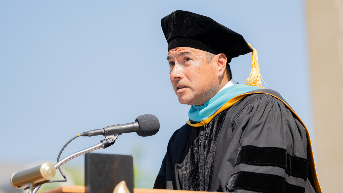 Daniel Mendoza ’01 awarded honorary doctorate