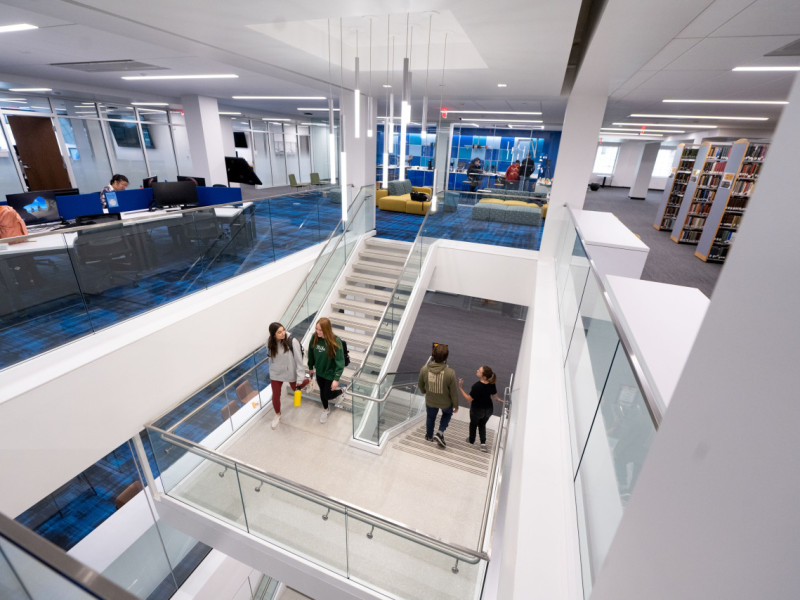 Roy O.\'s open layout and state-of-the-art design offers students access to digital connectivity and human connection. Explore the second floor, home to the Tenzer Technology Center.