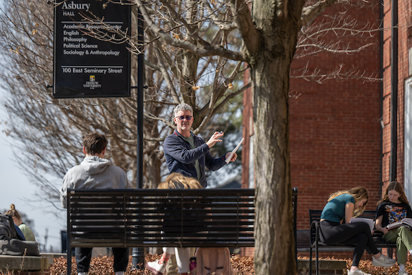 Pedar Foss teaching an class outside